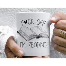 Cargar imagen en el visor de la galería, Taza de café con texto en inglés &quot;I&#39;m Reading&quot;
