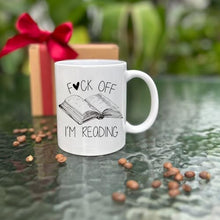 Cargar imagen en el visor de la galería, Taza de café con texto en inglés &quot;I&#39;m Reading&quot;
